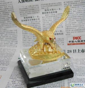 雄鹰展翅，一路宏途——合金车饰老鹰香水座，馈赠佳品彰显品味